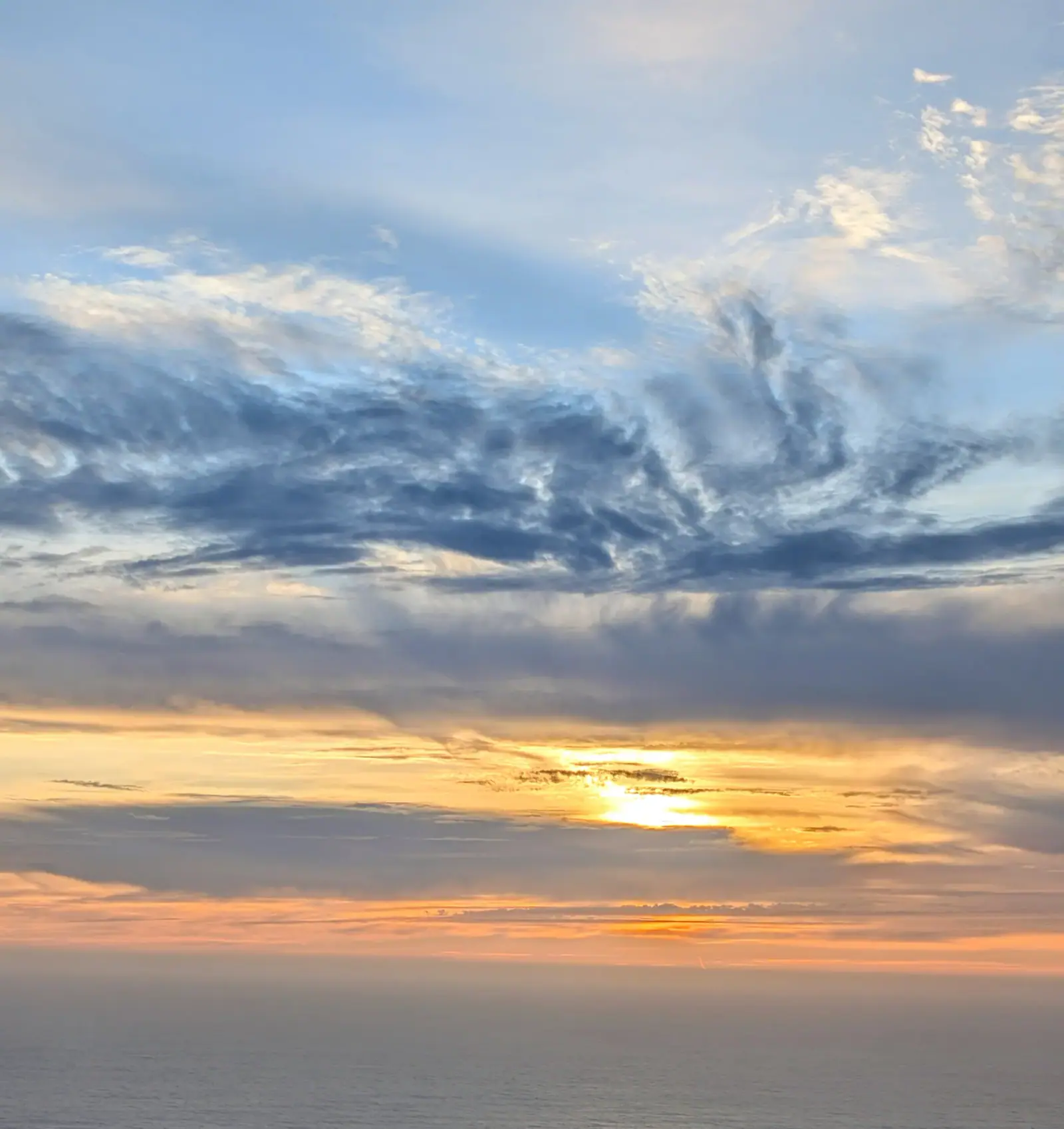 Weiter Himmel über der portugiesischen Küste im warmen Abendlicht