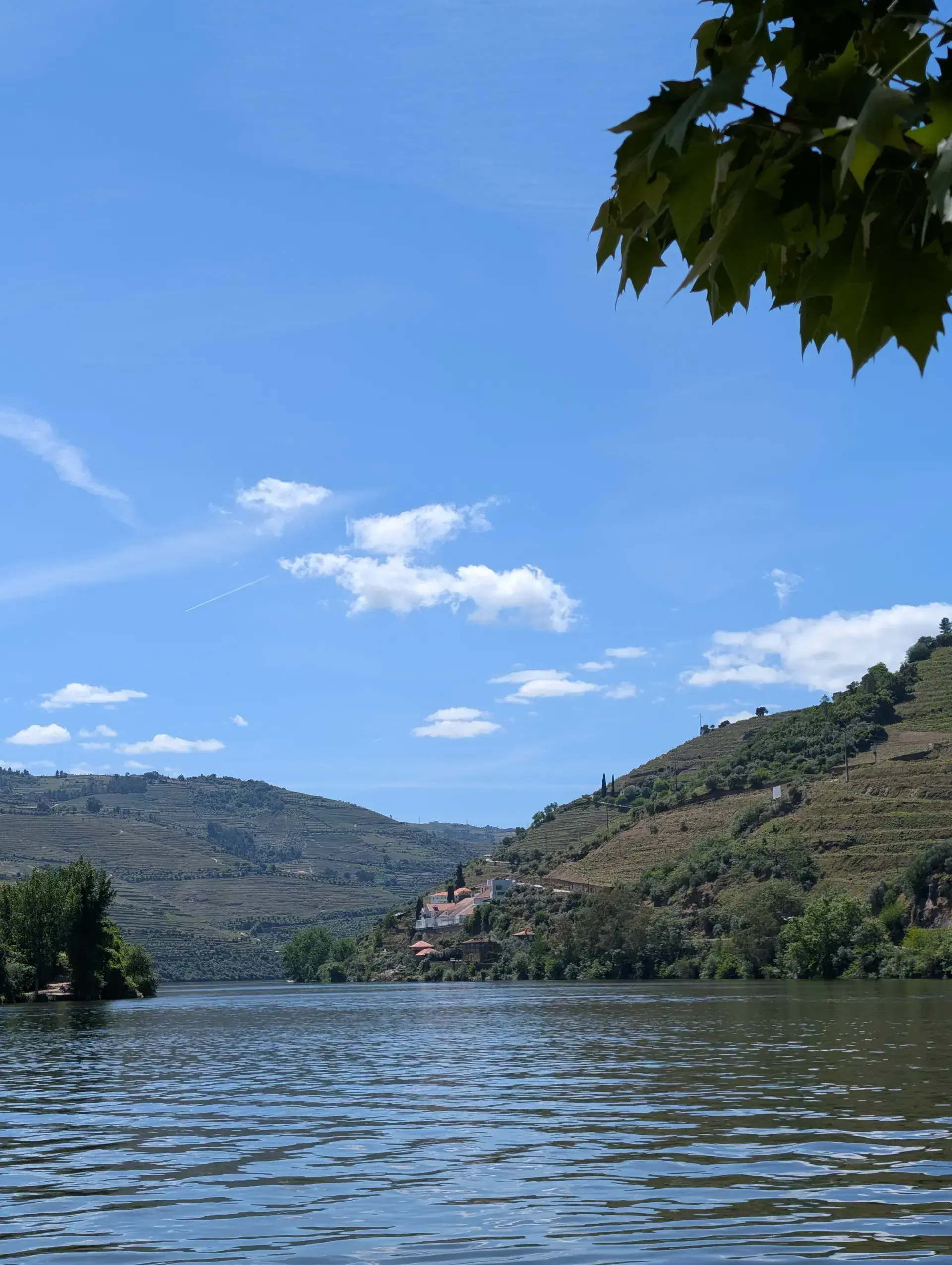 Ruhige Flusslandschaft zwischen den Hügeln Portugals
